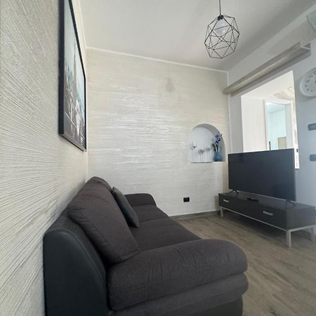 Casa Alessio - Elegante Appartamento Nel Cuore Di Cesano Maderno Exterior foto