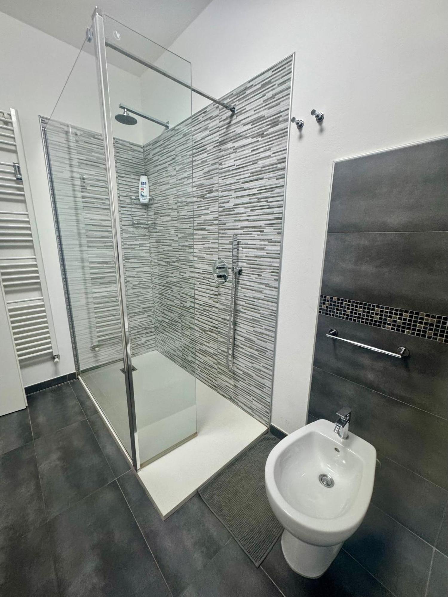 Casa Alessio - Elegante Appartamento Nel Cuore Di Cesano Maderno Exterior foto