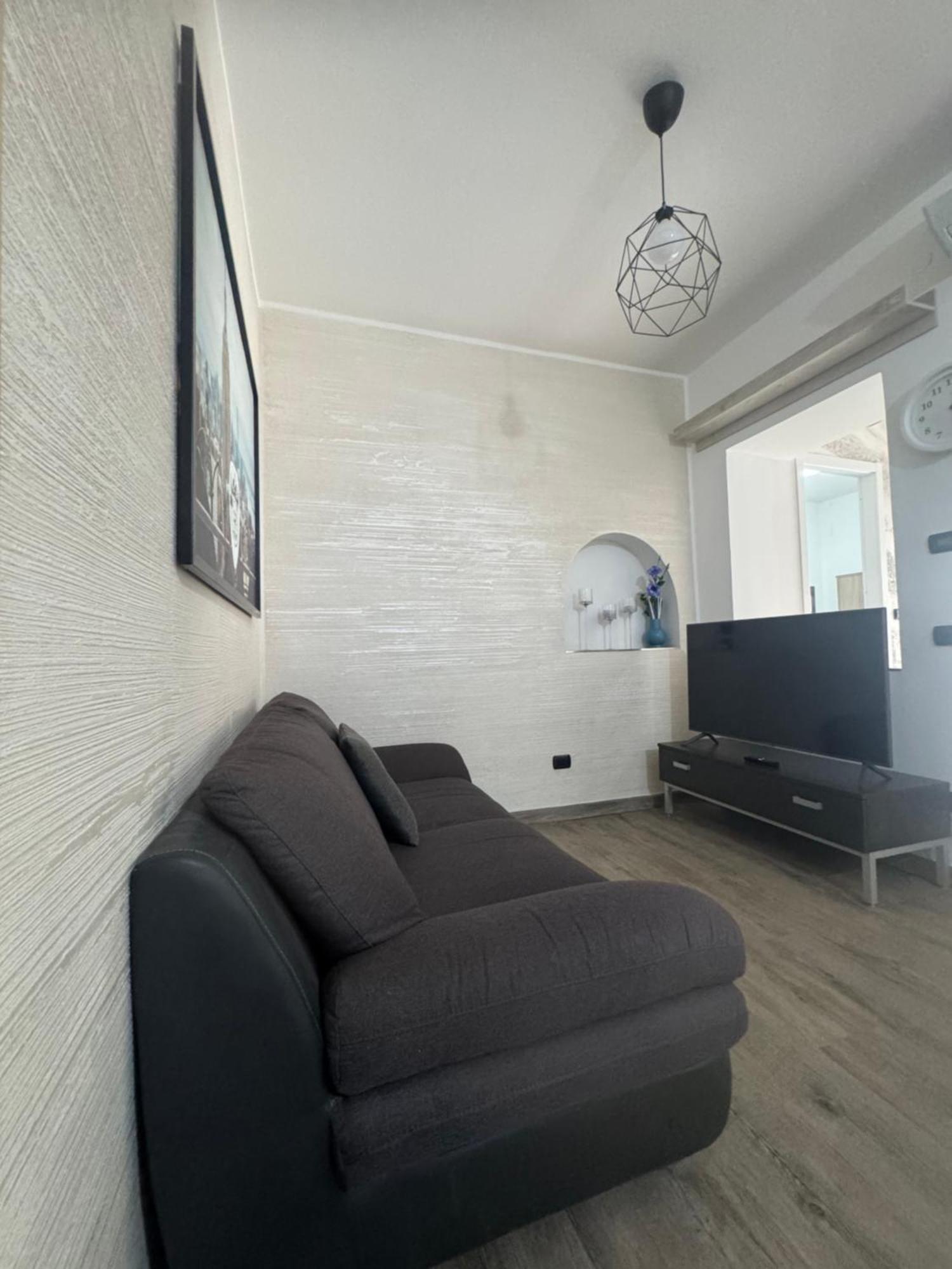 Casa Alessio - Elegante Appartamento Nel Cuore Di Cesano Maderno Exterior foto